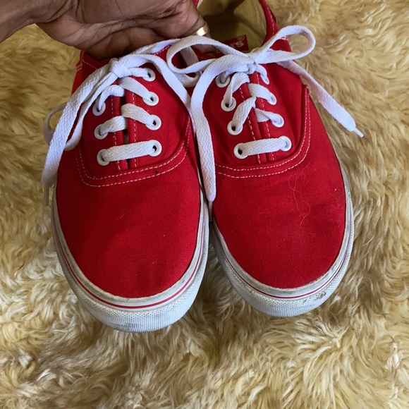 Red Low Cut Levi’s Sneakers - Picture 7 of 9